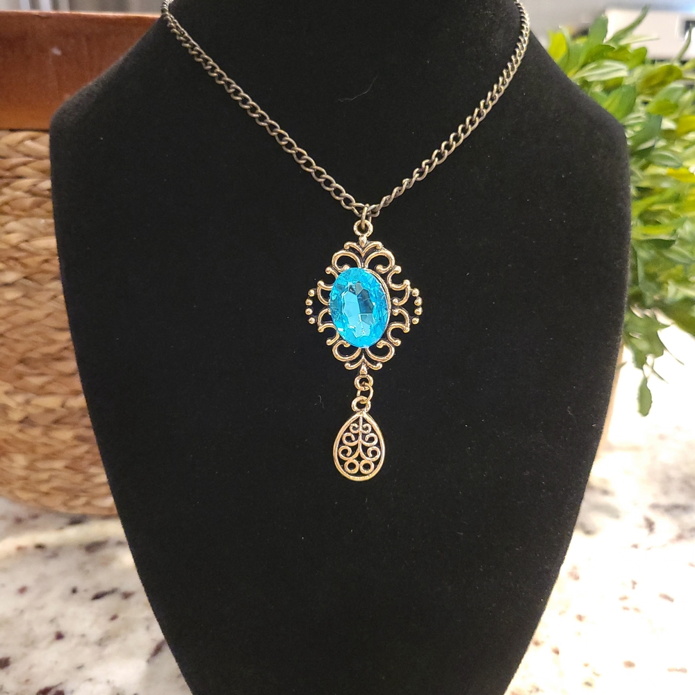 Elegant Gold and Blue Pendant Necklace
